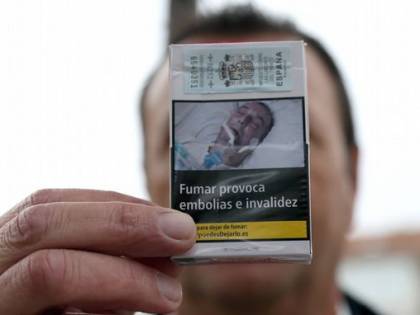 "Usano la mia malattia contro il fumo". Ma le sigarette non c'entrano e lui fa causa