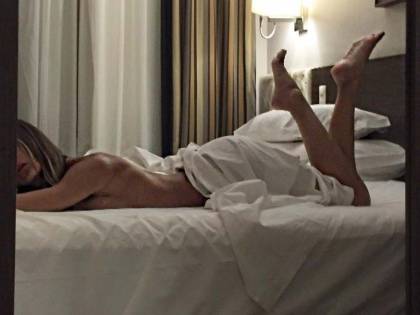 Sarah Nile nuda a letto