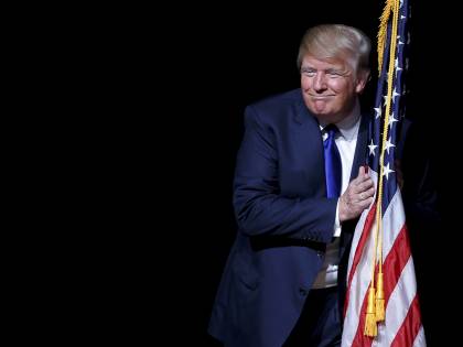 Trump: "Bruci la bandiera? Carcere e perdita della cittadinanza"