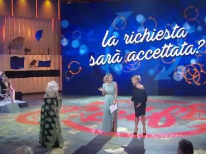 Selfie, scintille in studio tra Tina Cipollari e Katia Ricciarelli