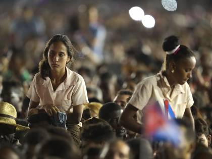 Una piazza gremita e commossa dà l'ultimo addio a Fidel Castro