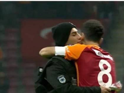 Il capitano e il poliziotto: abbraccio dopo l'attentato a Istanbul