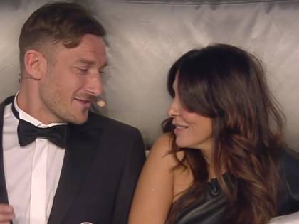 House Party, la Ferilli ricorda il suo spogliarello per la Roma. La risposta di Totti è piccante