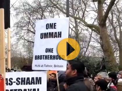 Le bandiere nere dei terroristi islamisti sventolano a Londra