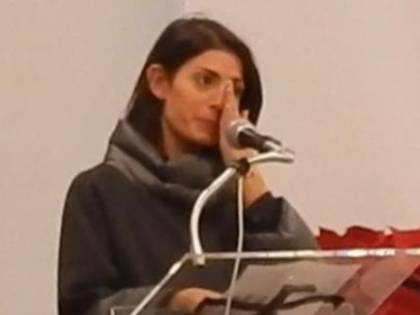 Raggi piange alla messa della Caritas: "È un momento complesso"