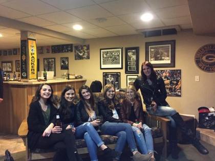 "Trova le gambe della ragazza seduta in mezzo": la foto che scatena il web