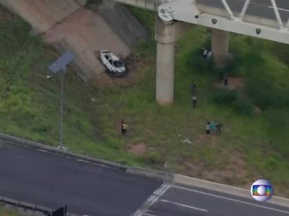Orrore a Rio de Janeiro: cadavere nell'auto bruciata. "È l'ambasciatore greco"