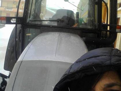 In provincia di Bari ostetrica sfida la neve e arriva in ospedale col trattore