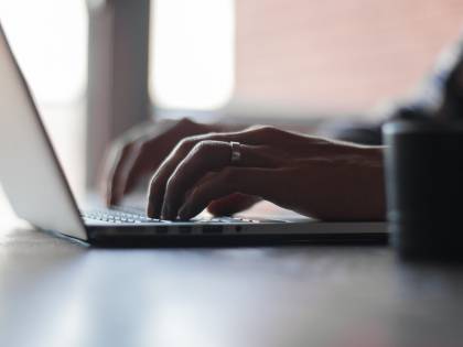Sta troppo sul web: giusto licenziare