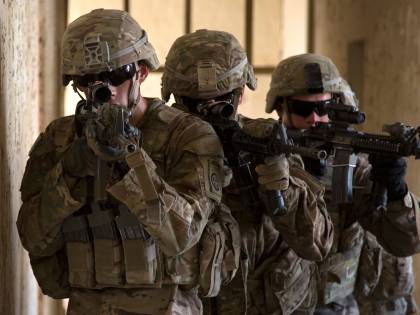 Trump cancella ogni dubbio: ora basta trans nell'esercito Usa