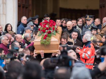 Rigopiano, Federica si laurea dopo la tragedia e mette la tesi tra la bara di mamma e papà