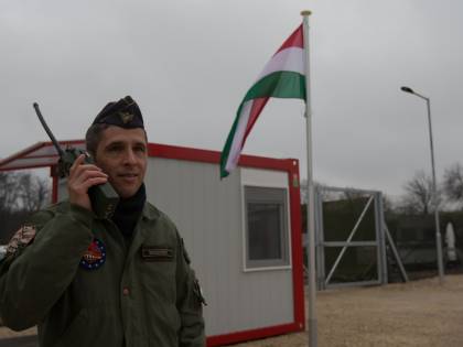 Migranti, l'Ungheria si blinda: un nuovo muro e basi militari al confine