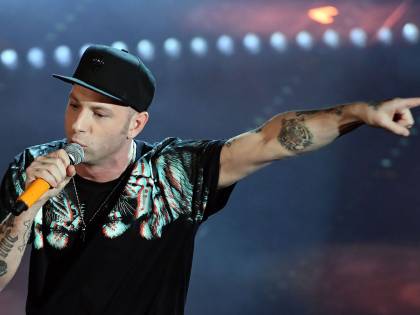 Clementino dal palco dopo le polemiche: "Non lancio l'erba, la fumo"
