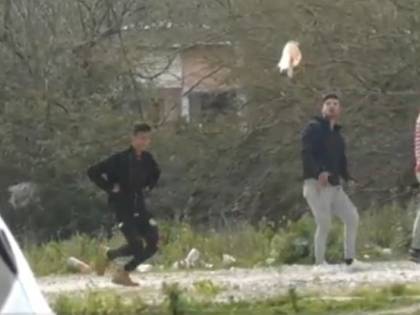 Palermo, i rom deridono gli agenti cantando le canzoni di Bello Figo