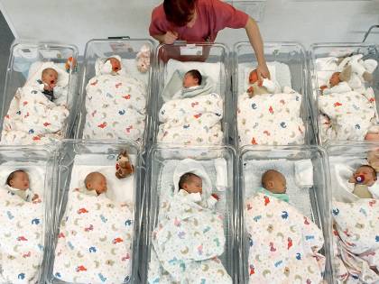 Istat, in Italia le nascite sono ai minimi: così il Paese muore