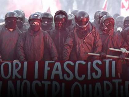 Bombe e violenze su CasaPound: è caccia al fascista