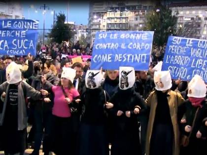 In piazza senza mutande: l'ultima farsa delle femministe