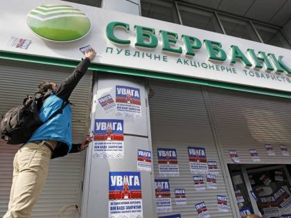 La nuova guerra dell'Ucraina: "Chiudiamo le banche russe"