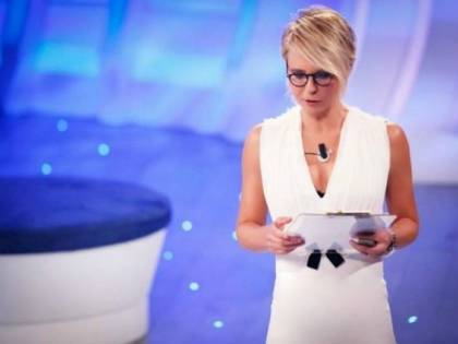 A C'è posta per te vanno in onda 10 minuti di silenzio. E il pubblico premia Maria De Filippi