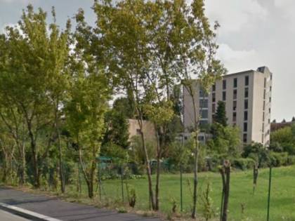 Milano, rom e migranti occupano palazzi del Comune