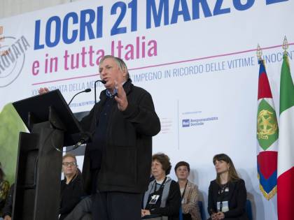 Locri scende in piazza: "Qui siamo tutti sbirri"