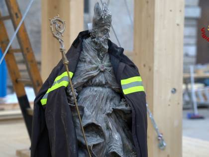La statua di San Benedetto estratta integra dalle macerie della basilica