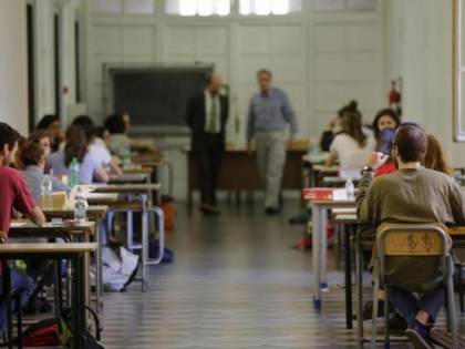 "Pedofilo", denuncia delle alunne sulla lavagna: prof ai domiciliari