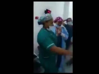 Il paziente è sotto anestesia, le infermiere ballano in sala operatoria: licenziate in cinque