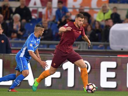 Roma un po' distratta e con la testa al derby. Decide il solito Dzeko