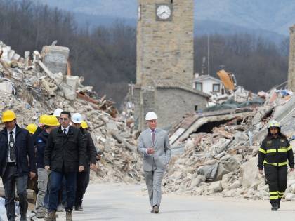 Terremoto, il principe Carlo in visita alla zona rossa di Amatrice
