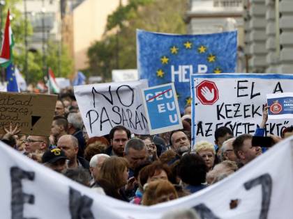 Soros mobilita 70mila persone per fare la guerra a Orban