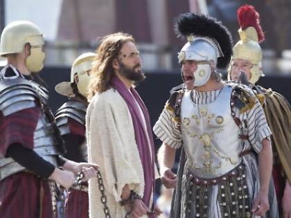Aprilia, tunisino ubriaco aggredisce l'attore che interpreta Gesù sul palco della Passione di Cristo