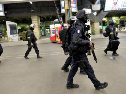 Corsica, spara su passanti e si barrica in casa: diversi feriti
