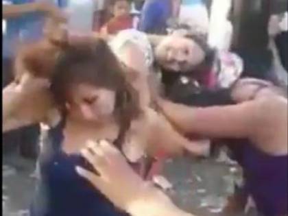 Trova il marito con l'amante alla processione e scoppia la rissa