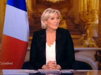 L'ultima provocazione della Le Pen: "No alla bandiera dell'Ue in studio"