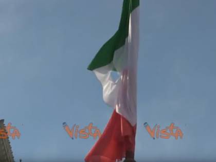 Quella bandiera bucata sull'Altare della Patria