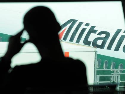 Caos su Alitalia, Poletti: "No alla nazionalizzione"