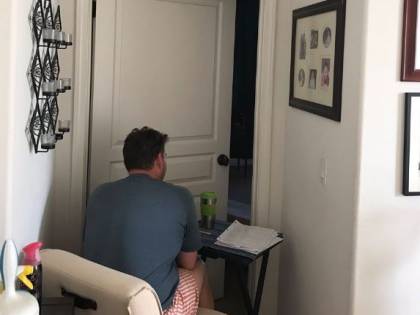 Così Jon tiene compagnia alla moglie in isolamento per la radioterapia