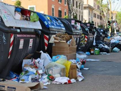 Roma sommersa dai rifiuti, cumuli anche ai Parioli