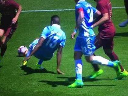 Roma-Lazio, bufera su Orsato. Strootman, il rigore non c'è