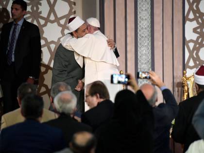 Il Papa dopo la visita al Grande Imam: "Dal dialogo con l'islam nasce la pace"