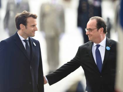 Hollande "benedice" Macron: "Sarò sempre al suo fianco"