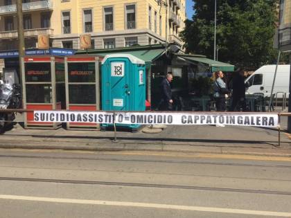 Milano, striscione anti-Cappato: "Deve andare in galera"