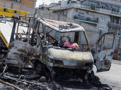 Roma, due rom indagati per il rogo del camper di Centocelle