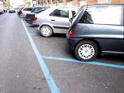 Tornano le strisce blu a pagamento, la Raggi finisce denunciata