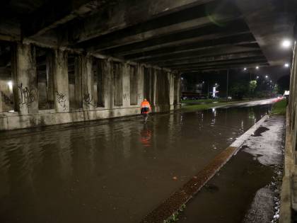 Maltempo, a Milano esonda il Seveso: auto intrappolate nei sottopassi