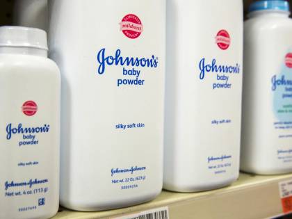 Talco cancerogeno, Johnson&Johnson condannata a maxi risarcimento da 417 milioni