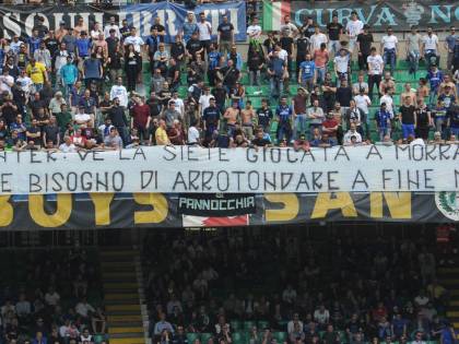 La curva dell'Inter lascia San Siro: "Venduti, andiamo a mangiare"