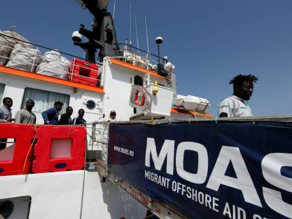 Niente sanzioni, solo controlli. Il governo cede sulle Ong