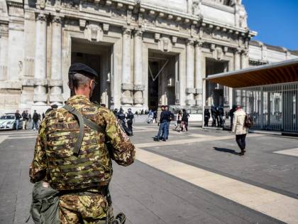 Il senzatetto si dà fuoco col liquido infiammabile: choc vicino alla stazione